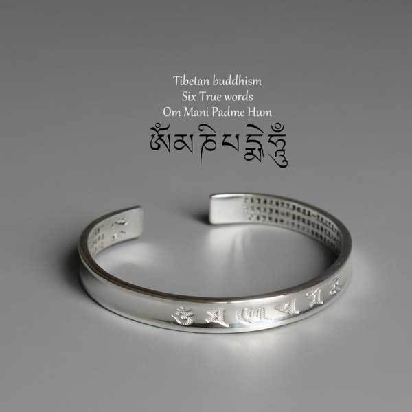 Silver-Skull-Ring3_7ae00a48-0d80-4734-b0f9-edaba65a1796.jpg